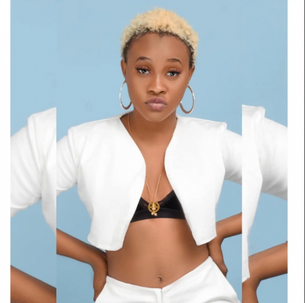 Affaire Porta Potty : Lâ€™artiste togolaise Vika mouillÃ©e jusquâ€™au cou, elle fait de graves rÃ©vÃ©lations