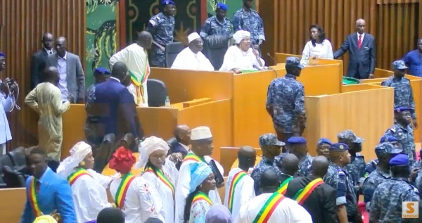 Tensions à l’Hémicycle : la coalition Samm Sunnu Rew condamne les députés de l’opposition 