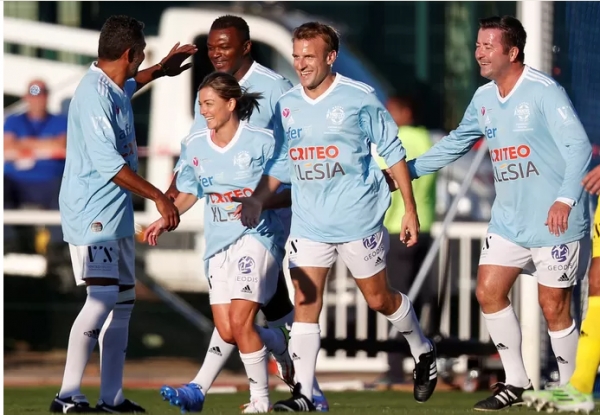 Le penalty inscrit par Emmanuel Macron Ã  lâ€™occasion dâ€™un match caritatif