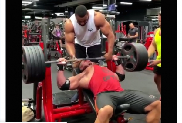 VidÃ©o choc: un bodybuilder se dÃ©chire la poitrine en soulevant un haltÃ¨re