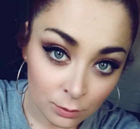 Pourquoi cette jeune maman Ã©vite tout contact visuel avec des personnes attirantes