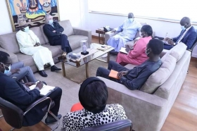 En visite au SÃ©nÃ©gal : Le Pr Didier Raoult reÃ§u par le Ministre de la SantÃ© et son Ã©quipe...